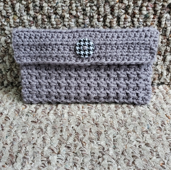 Hand Crafted Handbags - 🛍Grey Crocheted Houndstooth Button Clutch